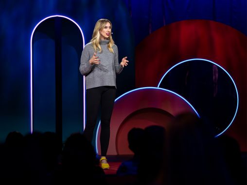 Click to play Nora McInerny: No superamos el duelo; seguimos adelante con él