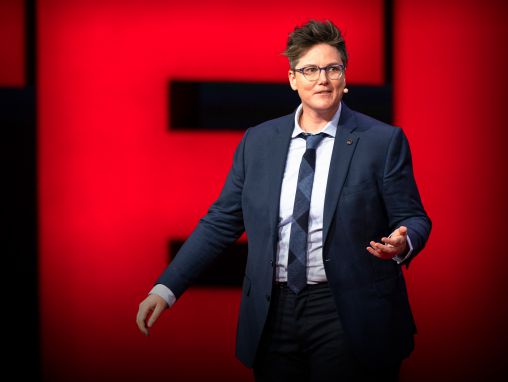 Click to play Hannah Gadsby: Trois idées. Trois contradictions. Ou pas.