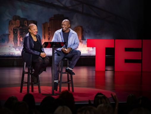 Click to play Deborah Willis, Hank Willis Thomas: Una madre y un hijo unidos por el amor y el arte