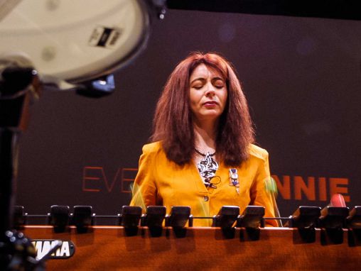 Evelyn Glennie zeigt, wie man hinhört