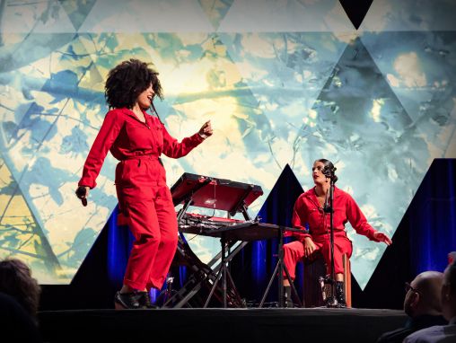 Click to play Ibeyi: Valé / Fleuve