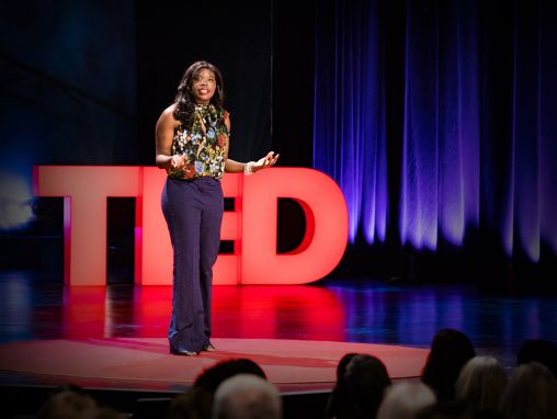 Click to play Liz Ogbu: Et si la gentrification permettait de guérir les gens plutôt que les déloger ?