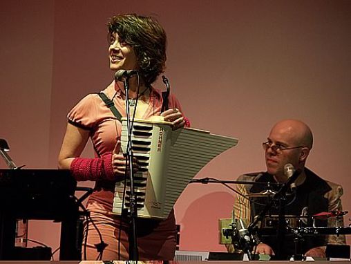 Click to play Thomas Dolby et Rachelle Garniez