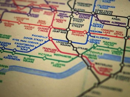Click to play Michael Bierut: Le génie du plan du métro de Londres
