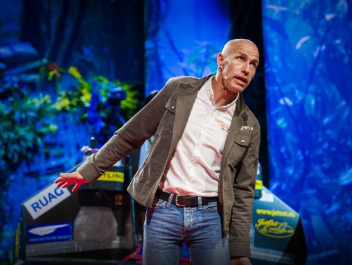 Click to play Yves Rossy: Fliegen mit dem Jetman