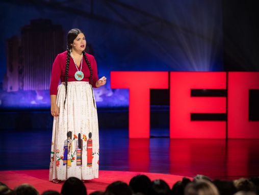 Click to play Tara Houska: Vzdor Standing Rock a náš boj za práva domorodcov