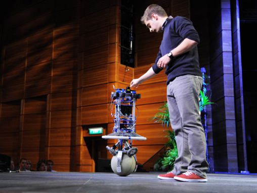 Click to play Péter Fankhauser: Lernen Sie Rezero kennen, den tanzende Ballroboter