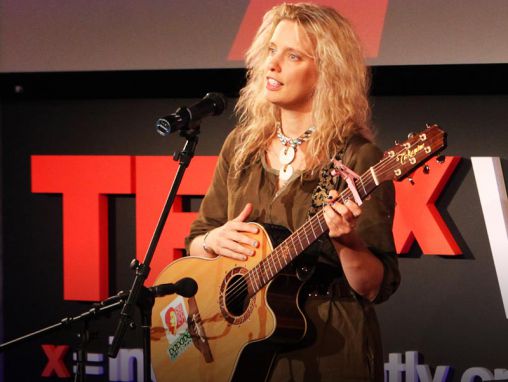 Morley chante "Women of Hope"