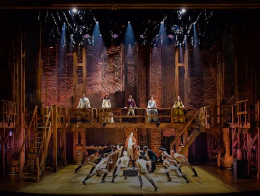 Click to play David Korins: Tres formas de crear un espacio que emociona, por un escenógrafo de Broadway