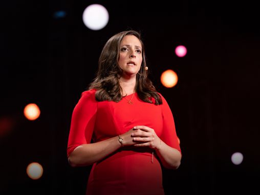 Click to play Laura L. Dunn: Es hora de que la ley proteja a las víctimas de violencia de género