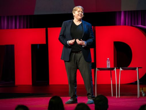 Click to play Frances Frei: Cómo construir —y reconstruir— la confianza