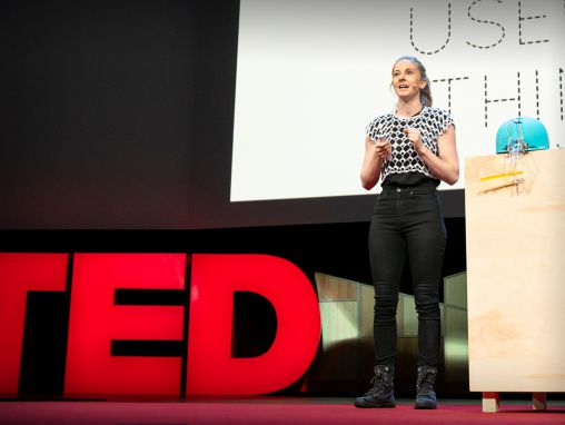 Click to play Simone Giertz: Prečo by sme mali vytvárať zbytočné veci