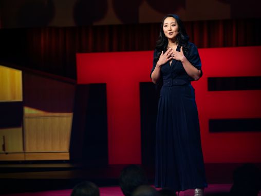 Click to play Rebeca Hwang: Fuqia e diversitetit brenda teje