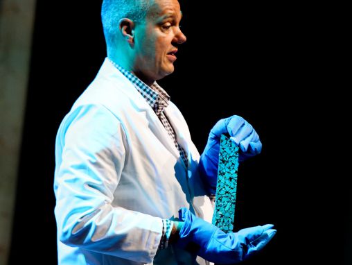 Click to play إريك شلانغن: إسفلت ذاتي الإصلاح