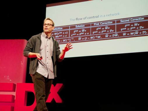 Click to play جيمس بي غلاتفيلدر: من يتحكم في العالم؟