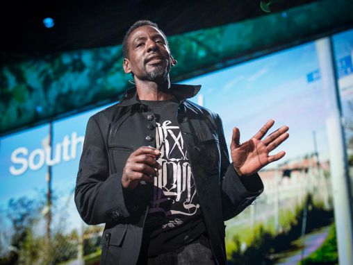 Click to play رون فنلي: عضو عصابة البستانيين في ساوث سنترال، لوس أنجلوس.