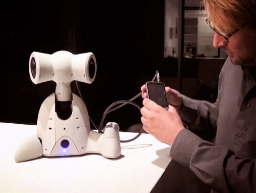 Click to play ガイ・ホフマン: 「心」を宿したロボット