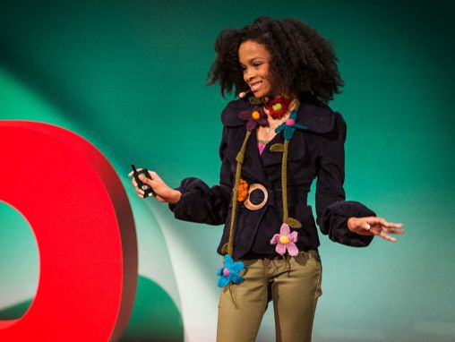 Click to play Maya Penn: Conoce a una joven empresaria, caricaturista, diseñadora, activista...