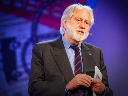 Click to play David Puttnam: ¿Qué sucede cuando la prioridad de los medios es la ganancia?