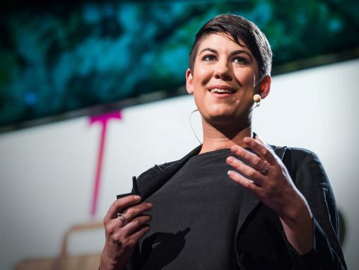 Click to play Leyla Acaroglu: ¿El papel es mejor que el plástico? Cómo cuestionar las creencias populares sobre la ecología.