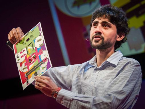 Click to play Manu Prakash: Un microscopio de 50 centavos que se pliega como origami