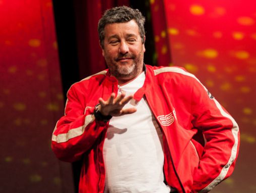 Click to play Philippe Starck réfléchit profondément sur le design