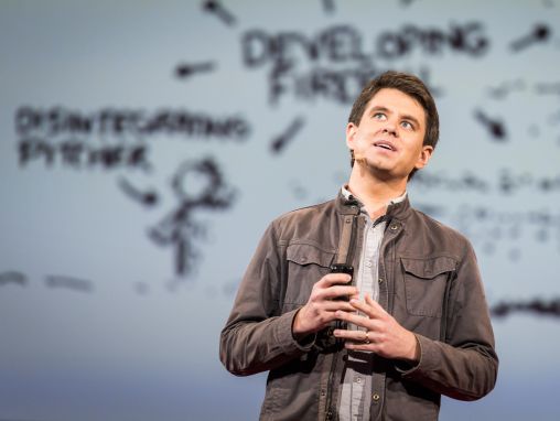 Click to play Randall Munroe: Bildstrioj kiuj demandas “Kio okazus se…”