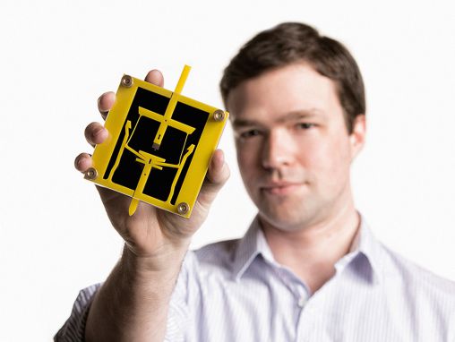 Click to play Nikolai Begg: Uno strumento per perfezionare uno dei momenti più pericolosi di un intervento chirurgico