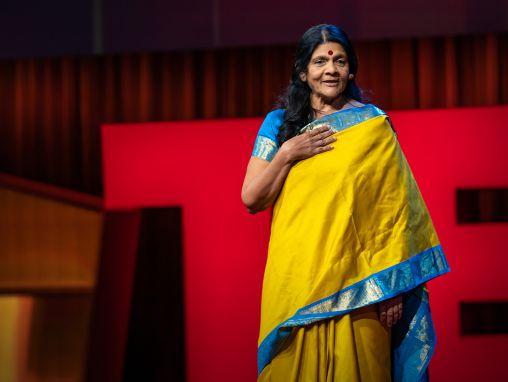 Click to play Chetna Gala Sinha: Kaip Indijos kaimo moterys drąsą pavertė kapitalu