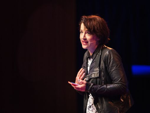 Click to play Megan Washington: Perché mi terrorizza parlare in pubblico