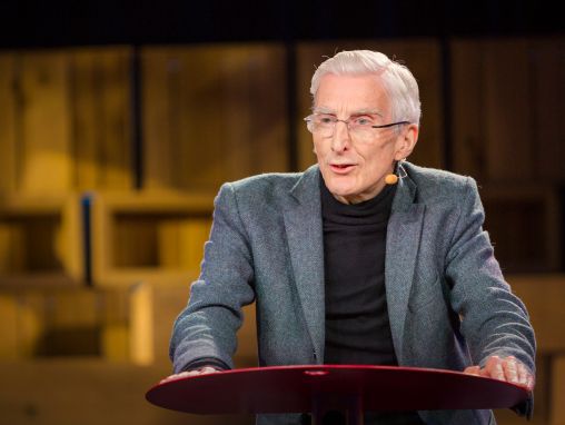 Click to play Sir Martin Rees: Possiamo impedire la fine del mondo?