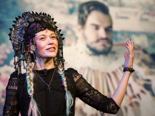 Click to play Uldus Bakhtiozina: Schräge Fotos, die Klischees auf den Kopf stellen