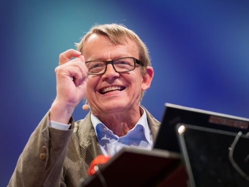 Click to play Hans und Ola Rosling: Wie man seine Ignoranz gegenüber der Welt reduziert