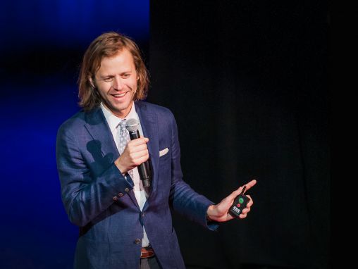 Click to play Mac Barnett: Warum ein gutes Buch Welten öffnet