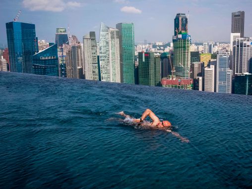 Click to play Moshe Safdie: Die Neuerfindung des Wohnhochhauses