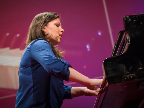 Click to play Daria van den Bercken: Warum ich auf der Straße ... und in der Luft Klavier spiele