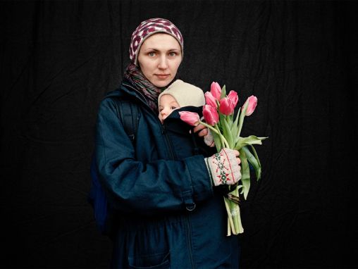 Click to play Anastasia Taylor-Lind: Combattenti e persone in lutto della rivoluzione Ucraina