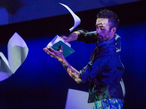 Click to play Aakash Odedra: Una danza in un uragano di carta, vento e luce