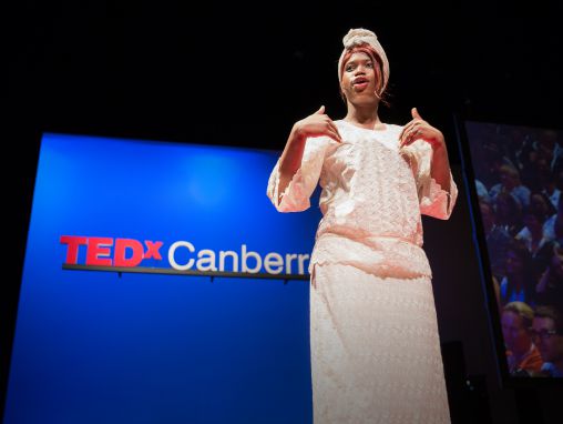 Click to play Khadija Gbla: A estranha definição de minha mãe sobre empoderamento.