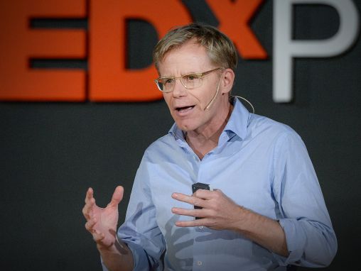 Click to play Bruce Aylward: Humanidade x Ebola. Estratégias vencedoras em uma guerra assustadora
