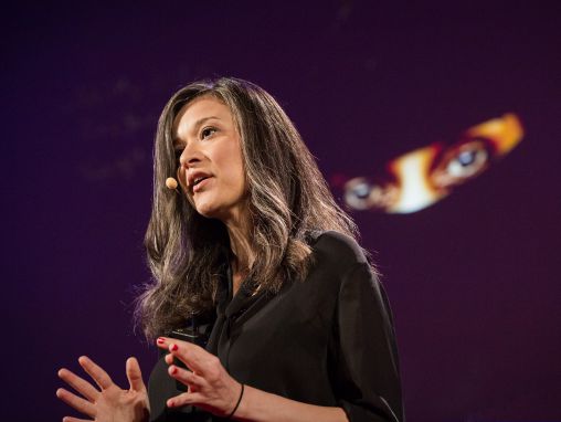 Click to play Laura Boushnak: Para essas mulheres, ler é um ato de ousadia