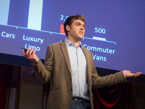 Click to play Ben Wellington: Como conseguimos encontrar o pior lugar para estacionar em Nova York usando uma enorme base de dados