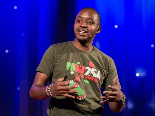 Click to play Boniface Mwangi: Der Tag, an dem ich alleine aufstand
