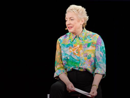 Click to play Dame Stephanie Shirley: Warum haben ehrgeizige Frauen flache Köpfe?