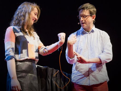 Click to play Greg Gage: Mein Gehirn kontrolliert Ihren Arm