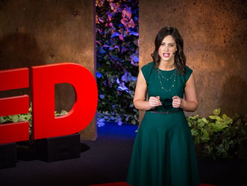 Click to play Alexandra Sacks: Një mënyrë e re për të menduar rreth tranzicionit drejt amësisë