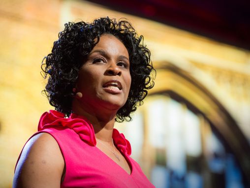 Click to play Linda Cliatt-Wayman: Como consertar uma escola em pedaços? Lidere sem medo, ame com sinceridade.
