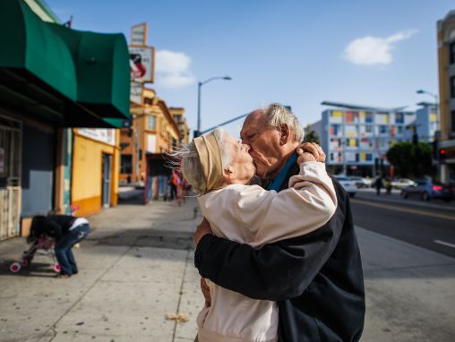 Click to play Ісадора Кософскі: Інтимні фото любовного трикутника літніх людей