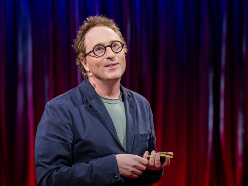 Click to play Jon Ronson: Quando a espiral de humilhações on-line sai fora do controle | Jon Ronson | TEDtalks