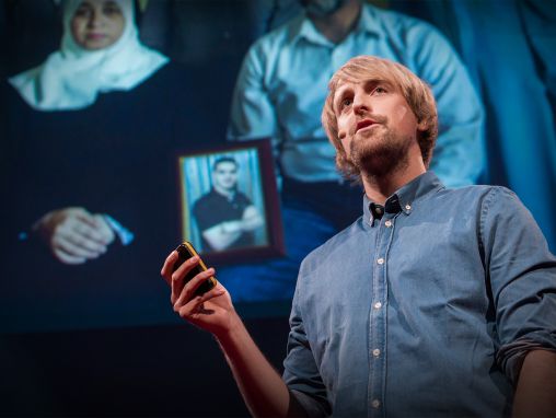 Click to play Anders Fjellberg: Due corpi senza nome trascinati a riva. Ecco le loro storie